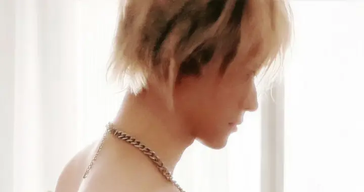 张真源“裸上身照”炸出全网尖叫 这身材是偷偷练了八块腹肌外挂吧