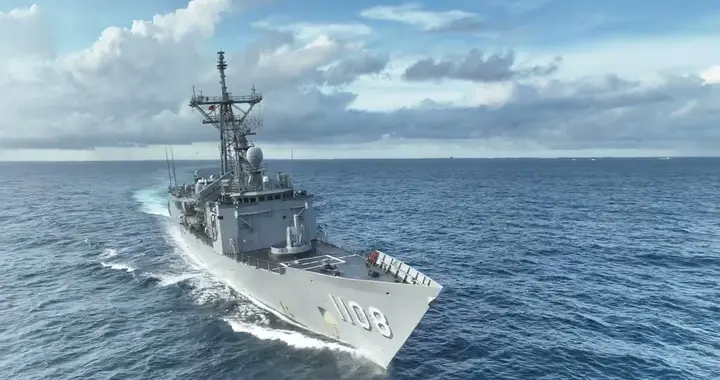 凌晨3点屏东以南发生激烈对峙，052D不顾阻扰，强行压向台护卫舰