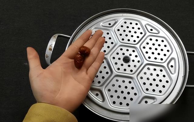 旧蒸格别扔！挂阳台竟能这么用，全家抢着夸