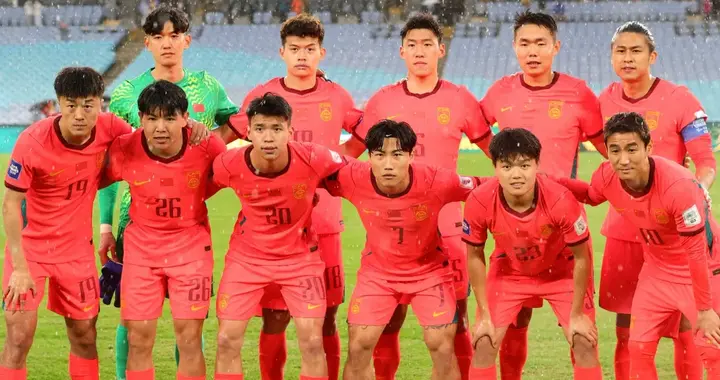 1分钟就丢球+7分钟2球！国足0-2输球！3中卫被打爆，边后卫太业余