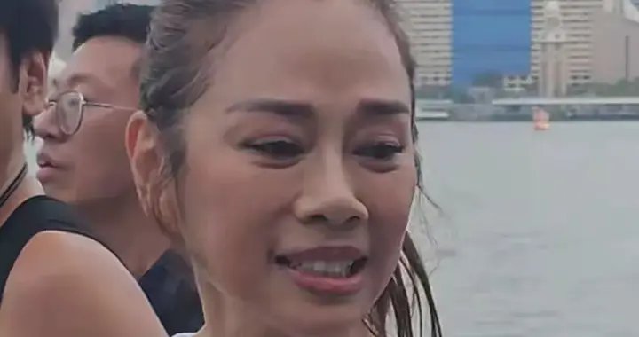 55岁陈松伶跑港马，发量稀少，干瘦老到认不出，与林志玲像两代人