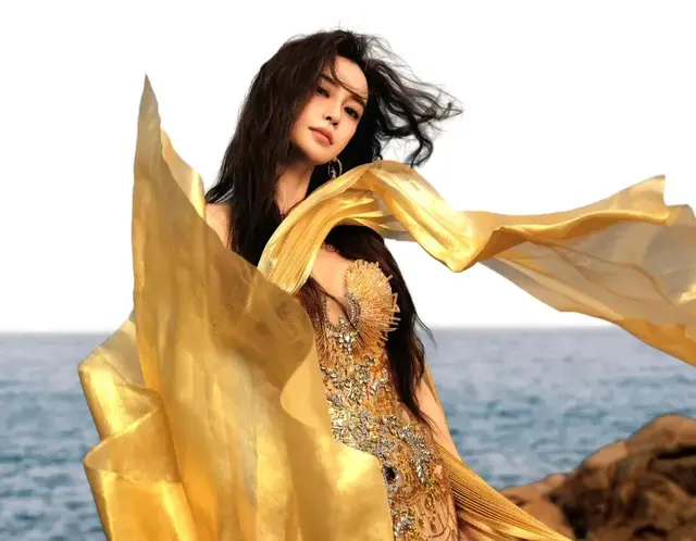 Angelababy身穿高定登杂志封面，带着新身份的她杀回来了！