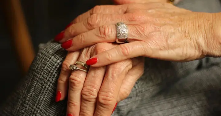 不管你信不信,女人一旦过了50岁,基本都有三个变化,越早知道越好