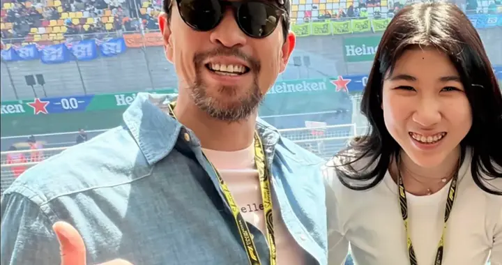 王千源晒与女儿合照，两人现身f1上海站，父女俩长得太像啦