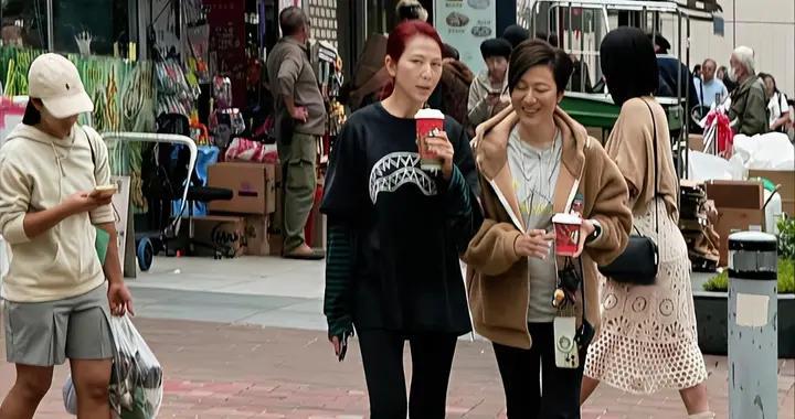 蔡少芬和闺蜜陈法蓉现身香港街头，穿搭朴素像普通人般边走边聊天