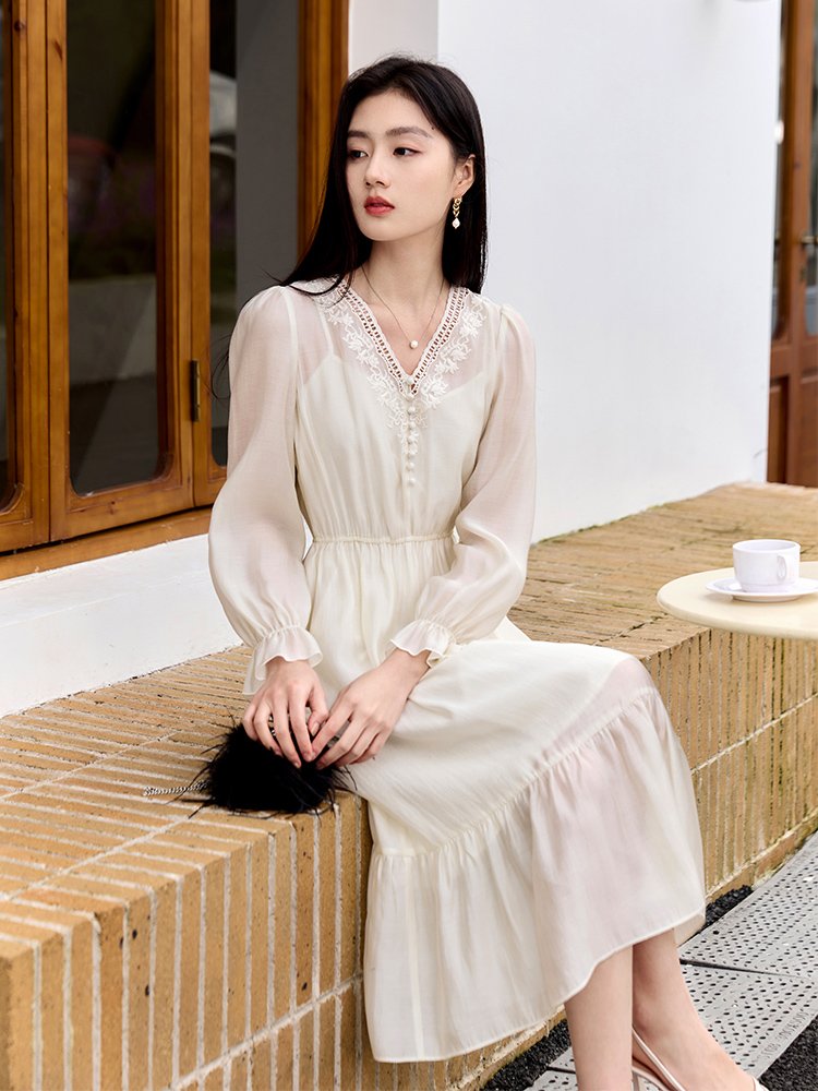 香影重工刺绣钩花v领连衣裙女