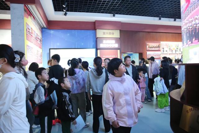 衡中开放日，一天接待3.8万人次，网友调侃：参观者太“精分”