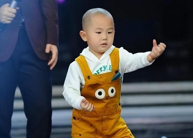 “萌神”张峻豪：5岁上春晚，7岁身价百万养全家，如今过的怎样？
