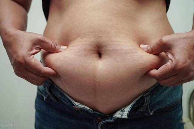 腰腹脂肪甩不掉，不妨试试这3个动作，“大肚腩”悄悄不见了
