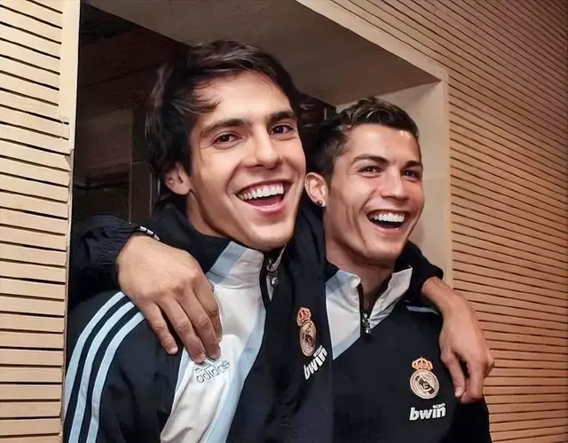 C罗与卡卡：银河战舰“双骄”——从并肩作战到妻子撞脸的羁绊