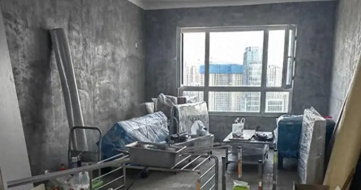 一新疆小哥为省钱，入住117㎡毛坯房，花费了不到2W购置物品！