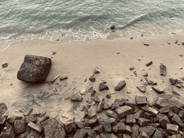 所谓成长，不过是把年少时的海，装进酒杯，再一饮而尽。