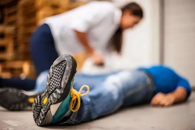 接二连三的快递员猝死事件出现：或许真的该放慢一下节奏了