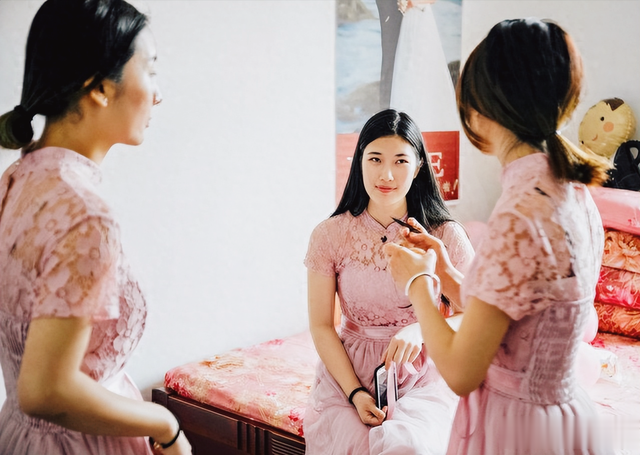 婚姻不是表演场！邻居儿子婚礼不请司仪不摆酒席，结局让人意外