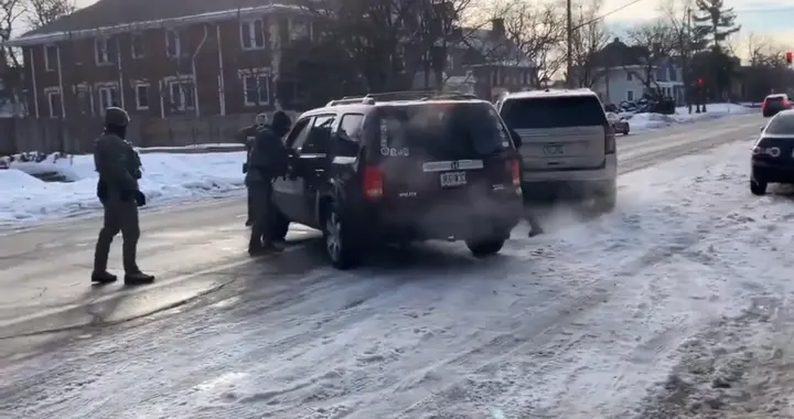 离谱！路过女子遭特工枪杀，官方辩称正当防卫，西雅图万人怒了