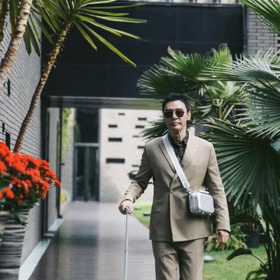 涅槃重生见墨鸦：钟镇涛带女儿出行拍大片