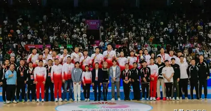 杜锋把金牌戴给老板,广东全运夺冠夜还有甜蜜彩蛋