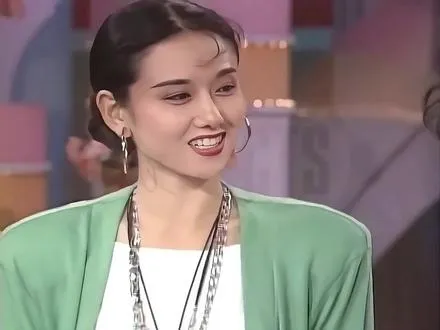 35岁的杨丽萍，港风造型直接美出圈