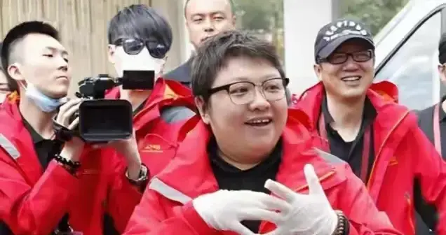 藏了26年，韩红的养子韩厚厚，如今活成了她的骄傲