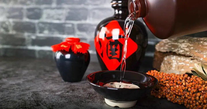 医生：高血压患者若经常喝白酒，不用多久，身体或迎来5坏处