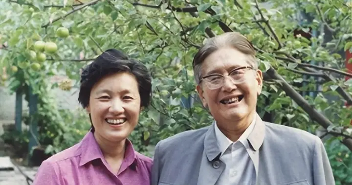 1983年乔冠华病逝，章含之回忆往昔，感叹属于自己的爱情太短暂了