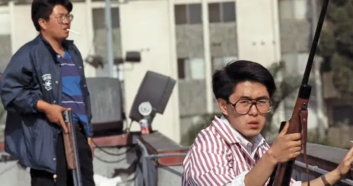 1992年洛杉矶暴动，韩国人在屋顶架枪扫射，以暴制暴打服黑人