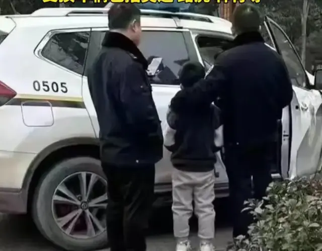 男孩往下水道扔鞭炮，豪车被炸翻，男孩被警方带走，或赔光家产