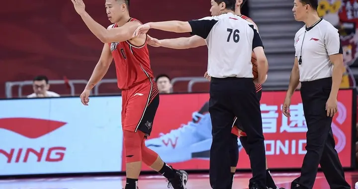 CBA签了7、8个顶薪之后，贺希宁犹豫的是回不回山东？