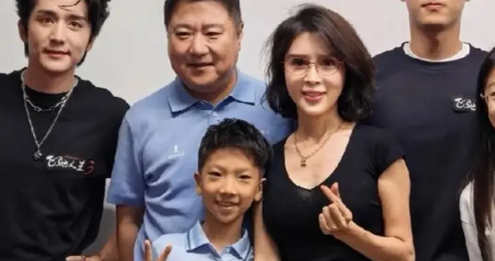 金巧巧一家三亚过年，富豪老公于东罕露脸 带俩孩子追星互动很恩爱