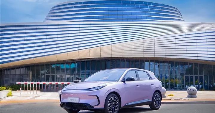 通勤出游两相宜？极狐T1预售6.88万起动力续航双突破