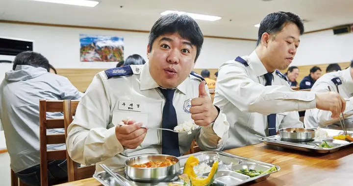 韩国女消防员陪酒身亡背后的伙食：泡菜、海带与面条成主菜？