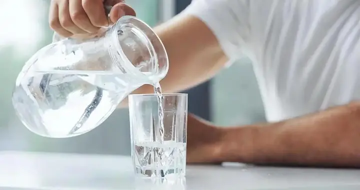 人有没有肾病，看喝水就知？医生：有肾病的人，喝水多会有4异常