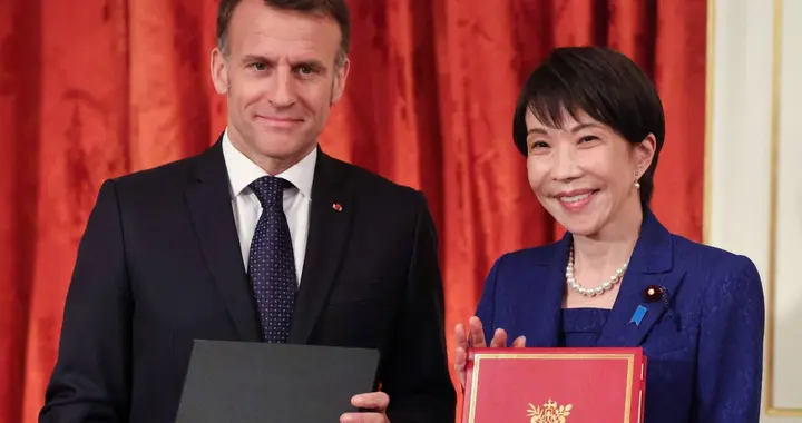 法国明确站队？马克龙当着高市的面承诺：邀请函不会给中国发！