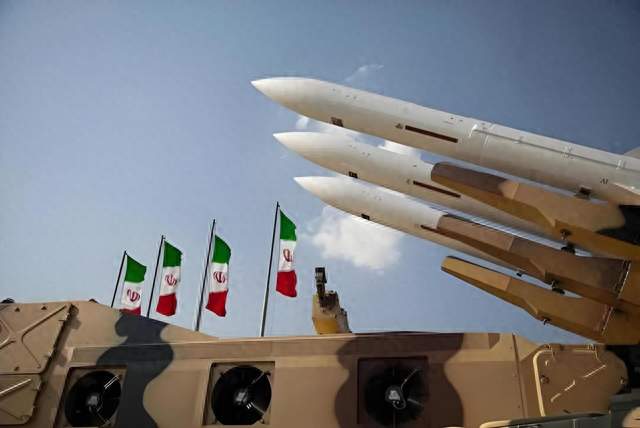 悲壮一刻！导弹拼命拦截失败，16架运输机被毁：伊朗空军全军覆没