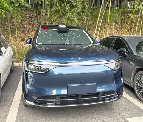 华为再放大招，问界M8实车图曝光，对标理想L9，预定爆款名额？