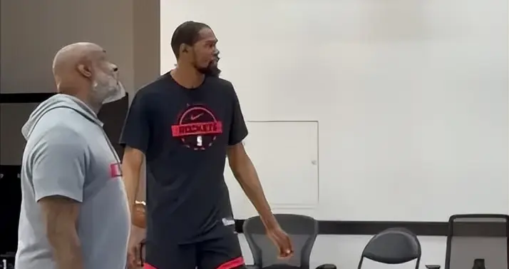 杜兰特今日训练时右膝缠着绷带，活动能力有明显好转