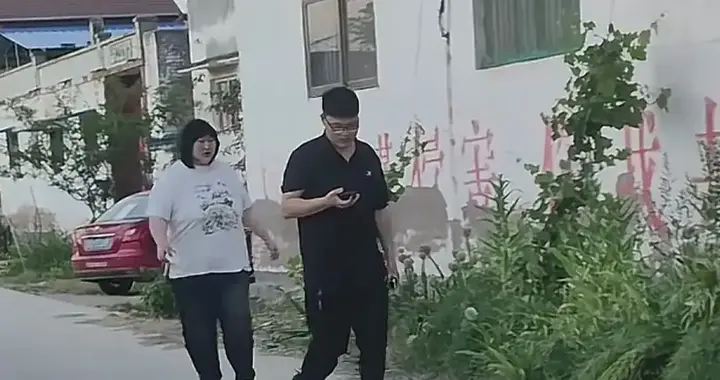 朱雪梅现身，身材发福，疑似怀孕，丈夫张海洋越发帅气