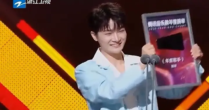 周深献唱《聊聊》打动全场