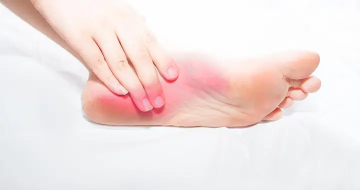 脚后跟痛，不要觉得忍忍就好！医生告诉您：可能和3种病有关