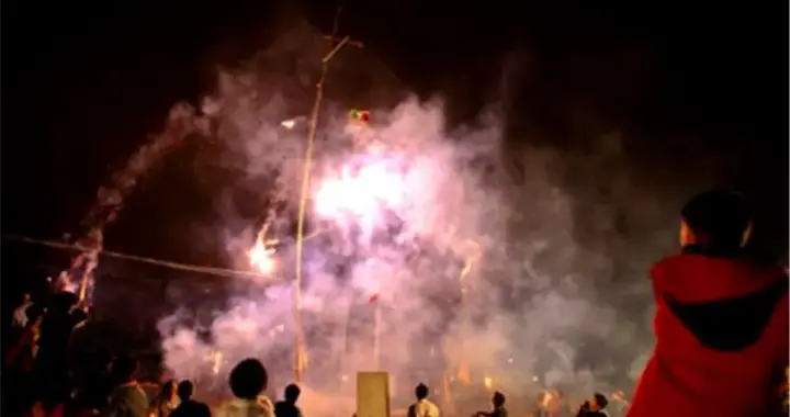 烟花爆竹成“年味”主角，禁放的羡慕可以放的，有必要吗？