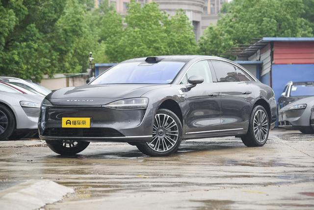 国产高端新能源车真不错，比奔驰E级、宝马5系还舒服？