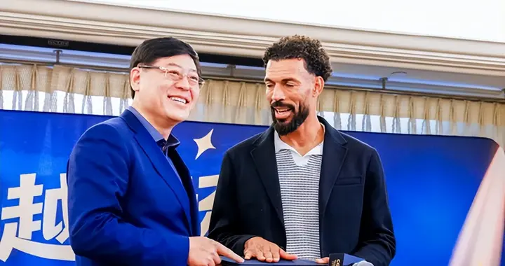 联想杨元庆与佛得角门将沃齐尼亚同框 现场互赠礼物