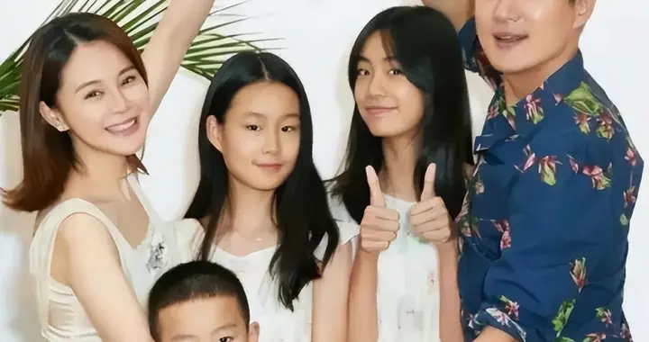 娱乐圈“最强师生恋”，与老师8年生3个娃，如今一家五口幸福甜蜜