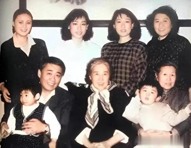 刘源夫人魏珍的罕见留影，五官端正长相大气，不输年轻时的王光美