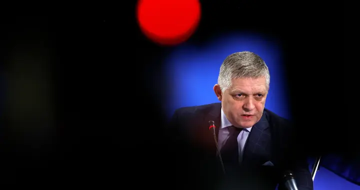 斯洛伐克总理：俄罗斯人只在系鞋带时才下跪