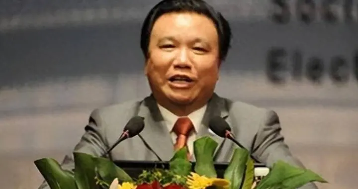 拿着国内资源去国外送人情？顶着业内泰斗头衔，却把巨款捐往海外