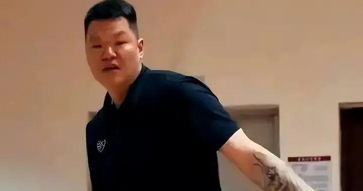 朱芳雨悄悄干上新工作！带着张凯玩起草根篮球，这胖度让人认不出