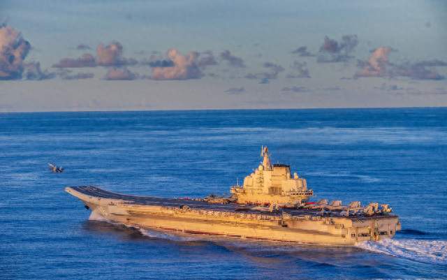 非同寻常！辽宁舰突然北上，剑指东京湾，“航母奶妈”全程不见