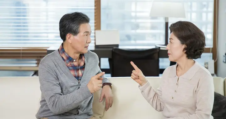 母亲住我家三年，去世前14万存款给弟弟，弟弟的做法让我委屈大哭