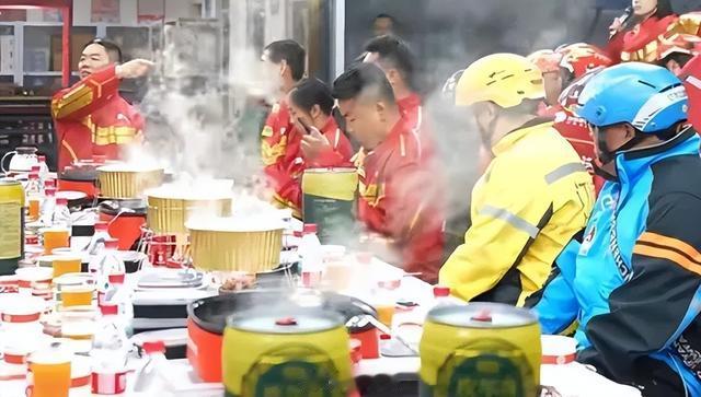 刘强东召集10万人马，京东外卖敲锣打鼓，人声鼎沸